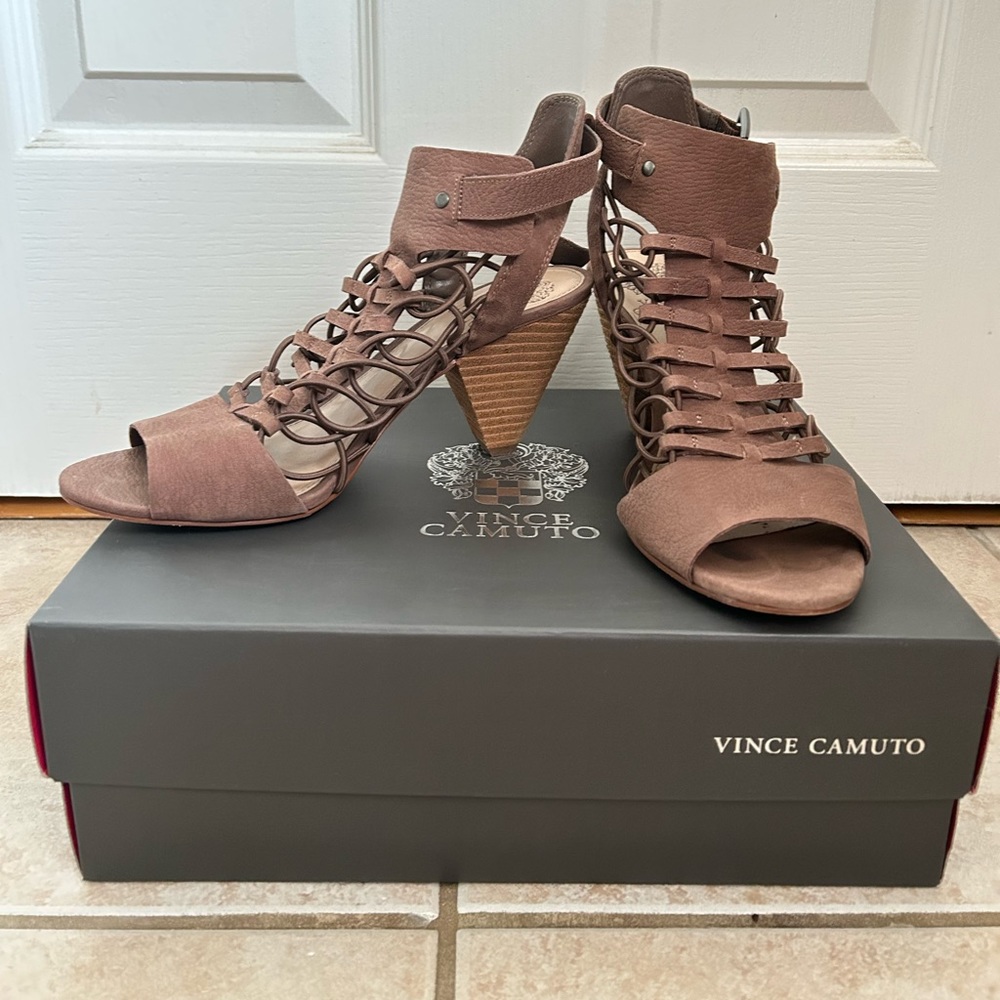 EUC Vince Camuto Eliaz shoe in Smokey Taupe size 8 - no longer in stores